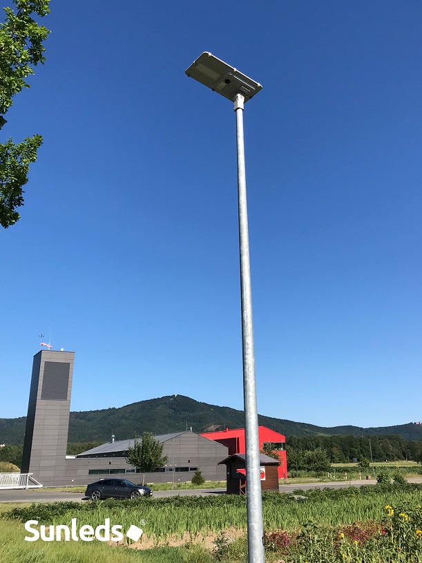 Solar-Strassenleuchten-an-Radweg
